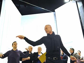 Regisseur Jakob Peters-Messer bei der Probenarbeit am "Rosenkavalier" Die "Komödie für Musik" feiert am 6. März Premiere. Foto: Andrea Kremper