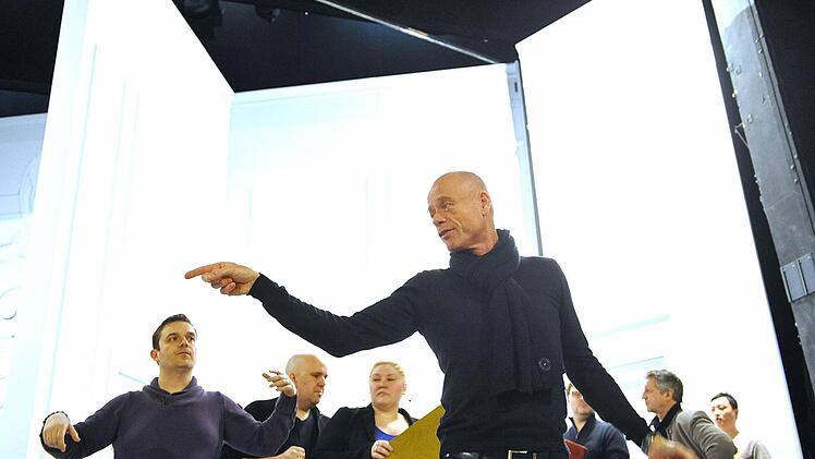 Regisseur Jakob Peters-Messer bei der Probenarbeit am "Rosenkavalier" Die "Komödie für Musik" feiert am 6. März Premiere. Foto: Andrea Kremper