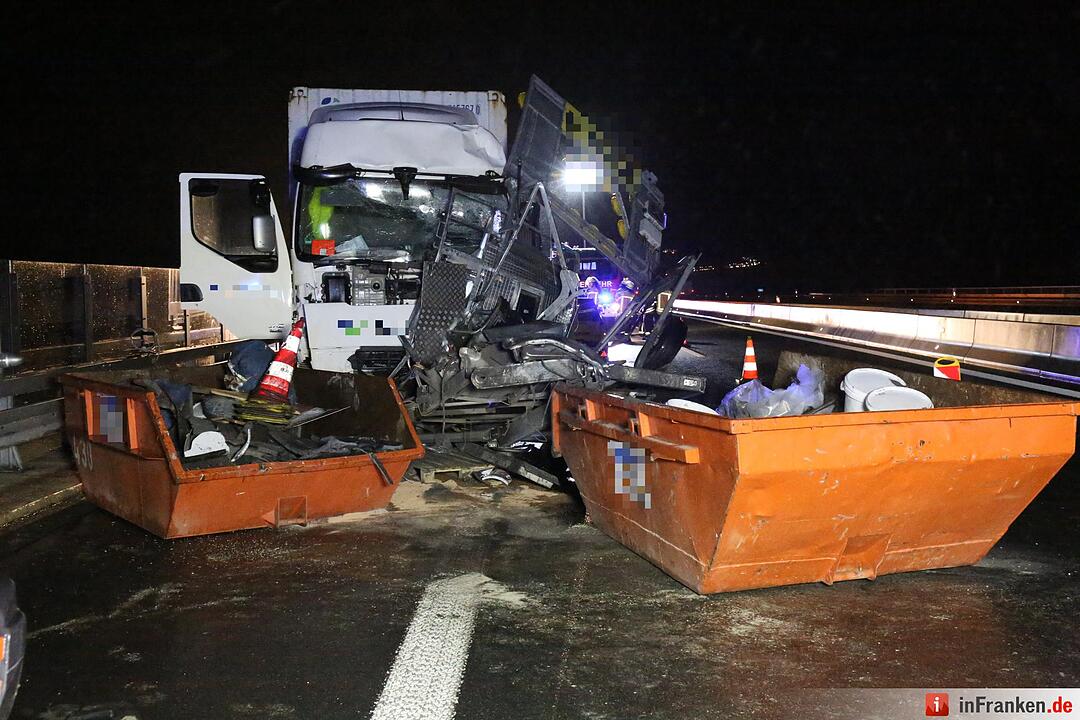 Lkw walzt Nachtbaustelle nieder - Bauarbeiter schwer verletzt - Bild der Verwuestung auf mehr als 300 Metern