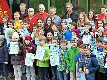 Stolz präsentieren die Teilnehmer an der DLRG-Vereinsmeisterschaft ihre Urkunden und ihre Medaillen. Foto: Wolfgang Dietz