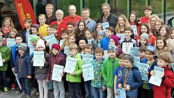 Stolz präsentieren die Teilnehmer an der DLRG-Vereinsmeisterschaft ihre Urkunden und ihre Medaillen. Foto: Wolfgang Dietz