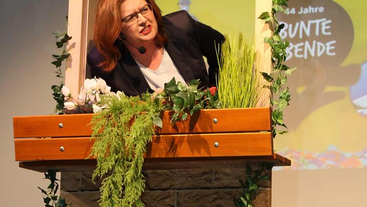 Simone Bastian schaute zu ihrem Fenster hinaus und sah einige Eberner, zu denen sie etwas zu erzählen hatte, über den Marktplatz huschen. Janina Reuter