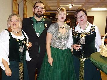 Vorfreude auf den Rathaussturm in Heiligenstadt: Manuela Müller mit dem Markgrafenpaar Sebastian Lux und Jennifer Weiß und ihrer Hofdame Andrea Hertling.  Fotos: Carmen Schwind