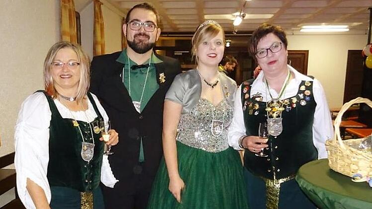 Vorfreude auf den Rathaussturm in Heiligenstadt: Manuela Müller mit dem Markgrafenpaar Sebastian Lux und Jennifer Weiß und ihrer Hofdame Andrea Hertling.  Fotos: Carmen Schwind