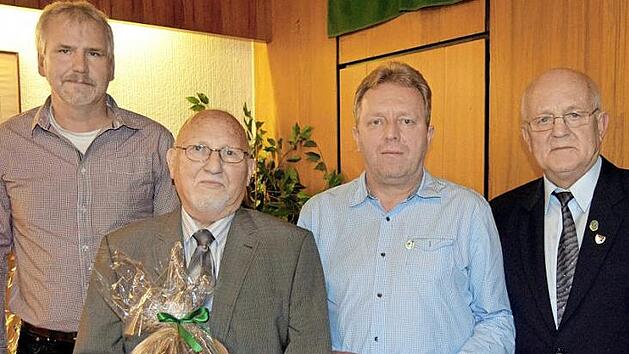 Gl&uuml;ckw&uuml;nsche f&uuml;r 40- und 50-j&auml;hrige Mitgliedschaft (von links): 2. Vorsitzender J&uuml;rgen Hoffmann, Georg Bittroff, Andreas Neubauer-Welscher und Vorsitzender Horst Schramm  Foto: Andreas Welz