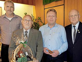 Glückwünsche für 40- und 50-jährige Mitgliedschaft (von links): 2. Vorsitzender Jürgen Hoffmann, Georg Bittroff, Andreas Neubauer-Welscher und Vorsitzender Horst Schramm  Foto: Andreas Welz
