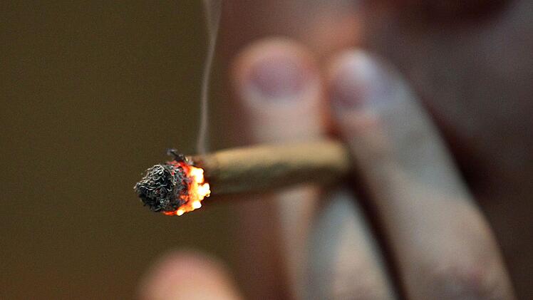 Die Polizei hat in Coburg einen 24-Jährigen aus dem Verkehr gezogen. Den Beamten stieg Marihuana-Geruch in die Nase. Dazu fanden sie mehrere andere Drogen.