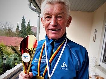 Noch kein bisschen müde: Anton Wartha wurde in seiner Altersklasse in Ruhpolding erneut deutscher und bayerischer Meister im klassischen Ski-Langlauf.  Foto: Werner Reißaus