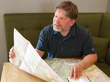 Aus der Karte liest Wandertrainer Sven vieles heraus - beispielsweise, ob die Route durch schattige Wälder führt oder er einen Sonnenschutz einpacken muss.  Foto: Barbara Herbst