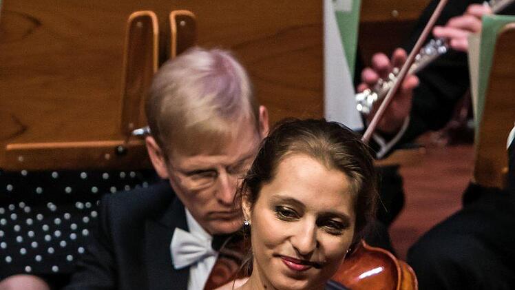 Enthusiastischen Beifall gab es für alle Mitwirkenden beim 33. Coburger Neujahrskonzert. Roland Kluttig dirigierte das Philharmonische Orchester, Solistinnen waren die Geigerin Megumi Ikeda und die Sängerinnen Kora Pavelic und Francesca Paratore. Die Moderation übernahm Intendant Bernhard F. Loges.Foto: Jochen Berger