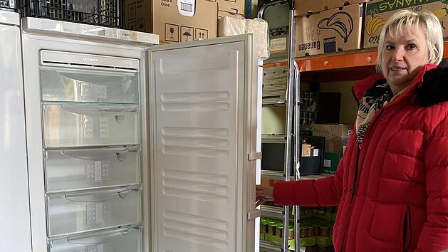 Dagmar Ziegler, stellvertretende Vorsitzende des Tafelvereins in Bad Kissingen zeigt die Leere im K&uuml;hlschrank. Der zus&auml;tzliche Andrang an ukrainischen Fl&uuml;chtlingsfamilien stellt die Tafeln vor verst&auml;rkte Probleme bei der Versorgung ihrer Bed&uuml;rftigen.