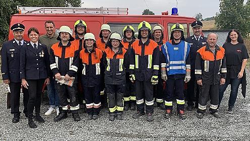 Die erfolgreiche Gruppe der Feuerwehr Reuth mit (von links) dem Kreisbrandinspektor Frank Fischer, Schiedsrichterin Nadine Hempfling, Bürgermeister Jörg Neubauer sowie (ab Dritter von rechts) Kreisbrandmeister Roland Schedel, Kommandant Heinrich R...