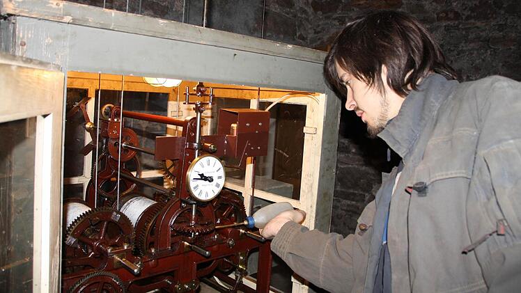 Timm Nagel ölt das Uhrwerk.