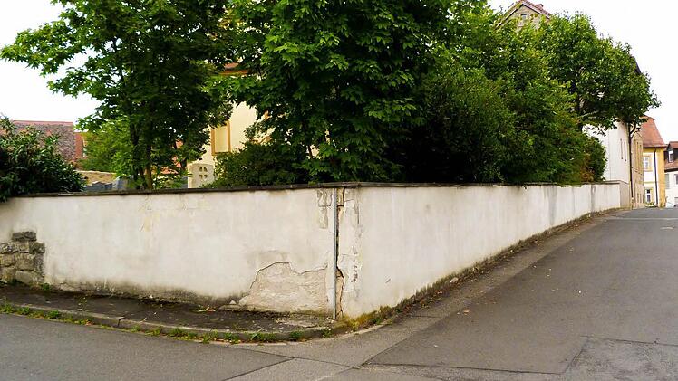 Für mehr Verkehrssicherheit im Bereich "Gartenstraße/Am Rathaus", wir die marode Friedhofsmauer zurückgesetzt. Foto: Christian Ziegler