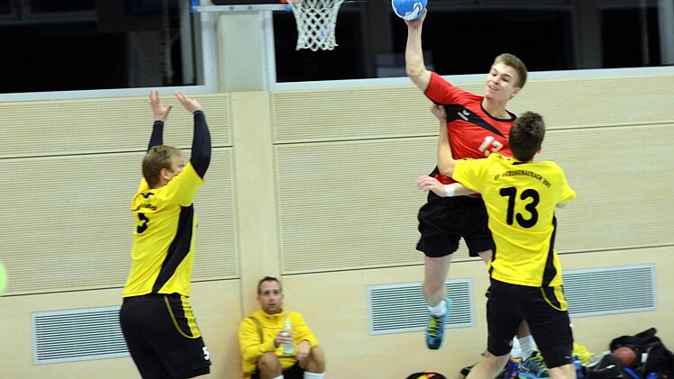 Nur das kleine Spielgerät verrät es: Hier wurde tatsächlich Handball gespielt.