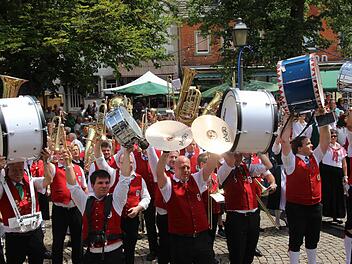 Nach dem Frankenlied hoben die Musikanten ihre Instrumente zum Musikergruß. Fotos: Heike Beudert