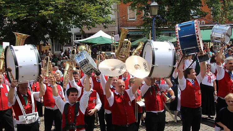 Nach dem Frankenlied hoben die Musikanten ihre Instrumente zum Musikergruß. Fotos: Heike Beudert