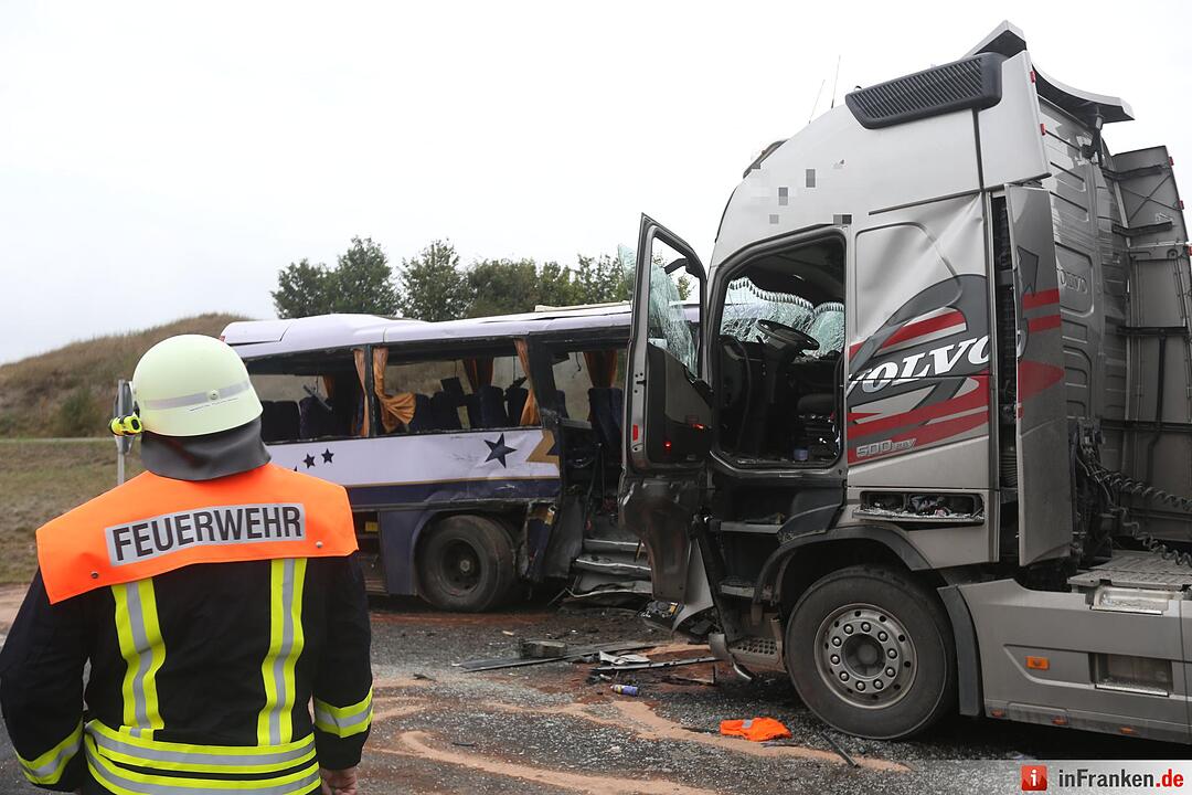 Lastwagen und Schulbus kollidieren: 21 Verletzte