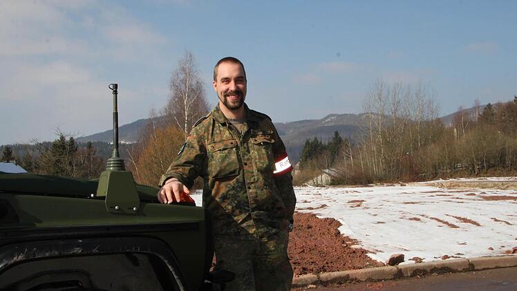 Major Christoph Peschel führt durch den Standort Wildflecken. Foto: Ulrike Müller