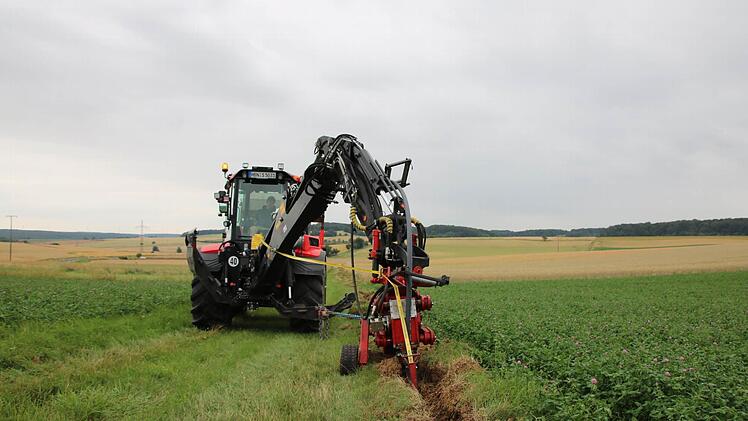 Benjamin Risch pflügt das Lehrrohr für das Glasfaserkabel ein. Foto: Ralf Ruppert