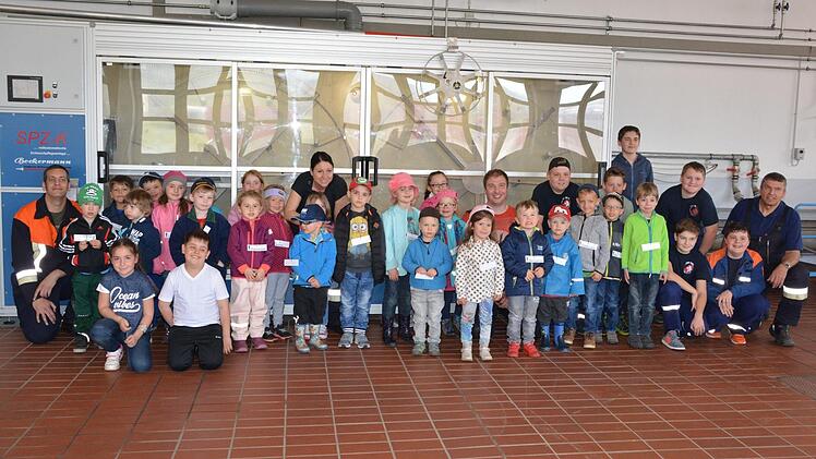 Gruppenfoto mit der Feuerwehr. Foto: Björn Hein