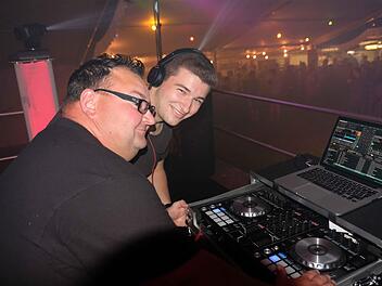 DJ Rolli (vorn) und "Mit-DJ" Foxxter haben die Technik im Griff und erfüllen Hörerwünsche.  Foto: Gerd Schaar