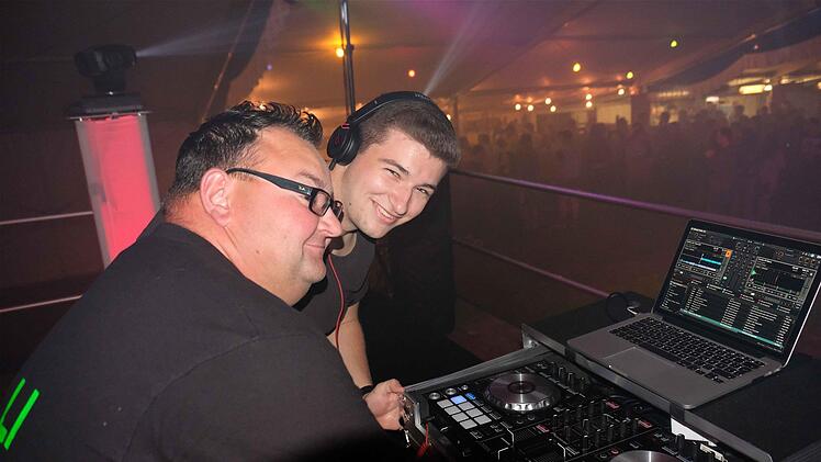 DJ Rolli (vorn) und "Mit-DJ" Foxxter haben die Technik im Griff und erfüllen Hörerwünsche.  Foto: Gerd Schaar
