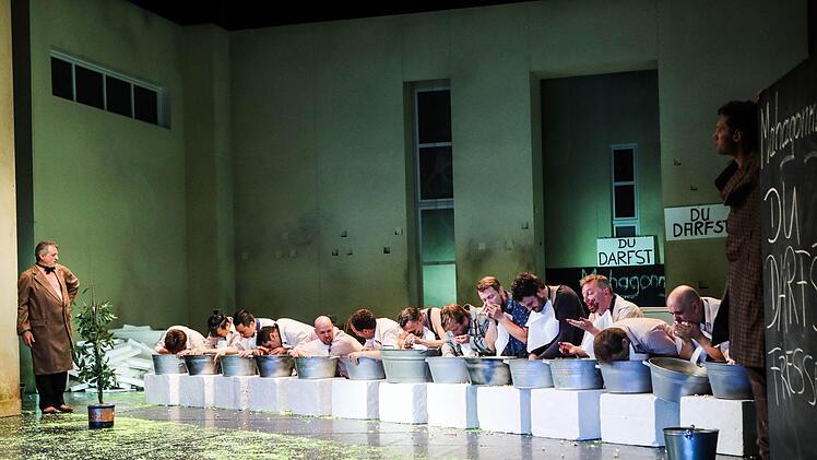 Die Oper "Aufstieg und Fall der Stadt Mahagonny" von Bert Brecht und Kurt Weill feierte Premiere am Landestheater Coburg. Regie führte Konstanze Lauterbach.Foto: Henning Rosenbusch