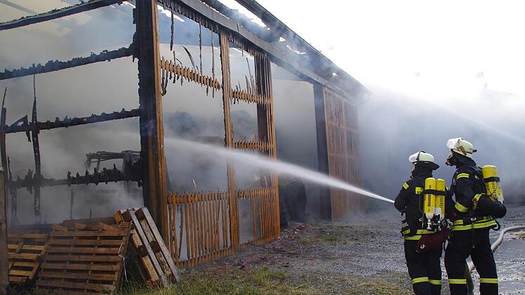Die Feuerwehren beim Löschen des Scheunenbrandes. Foto: Marco Meißner