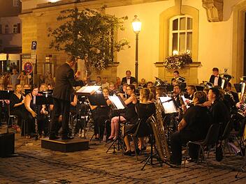 Einen musikalischen Hochgenuss bescherte das sinfonische Blasorchester des Musikvereins Kasendorf unter der Leitung von Thomas Eschenbacher den Zuhörern auf dem Kulmbacher Marktplatz. Foto: Sonny Adam