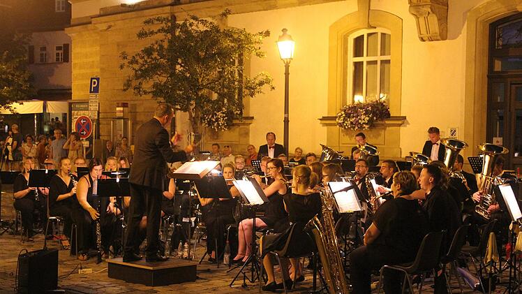 Einen musikalischen Hochgenuss bescherte das sinfonische Blasorchester des Musikvereins Kasendorf unter der Leitung von Thomas Eschenbacher den Zuhörern auf dem Kulmbacher Marktplatz. Foto: Sonny Adam
