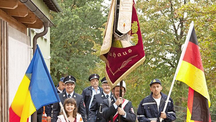 Zum Gottesdienst ging es mit drei Fahnen. Fotos: Waltraud Burkhardt