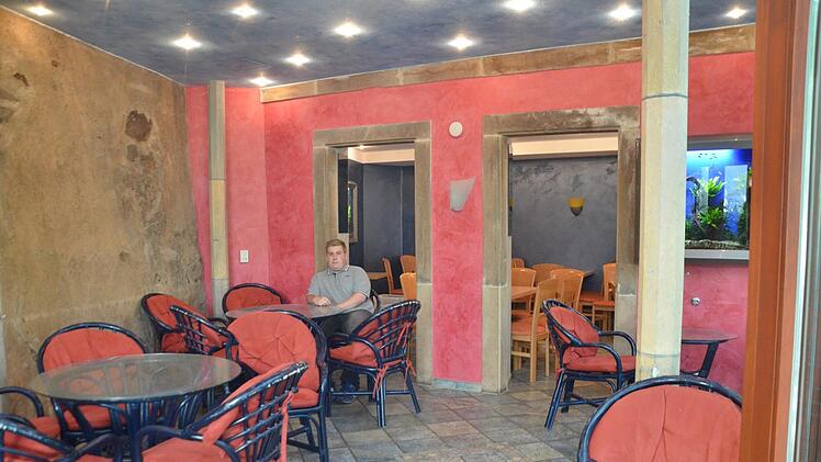 Michael Römmelt im Café. Die Einrichtung ist unverändert geblieben, seit man überraschend schließen musste.  Fotos: Bernhard Panzer