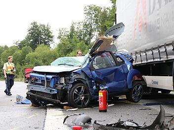 Auf der A9 ist ein Kleinwagen in einen Pannen-Lkw gerast, der auf dem Standstreifen stand. Dabei kam ein kleines M&auml;dchen ums Leben. Der Vater un der Bruder des M&auml;dchens wurden schwer verletzt. Foto: News5/O&szlig;wald