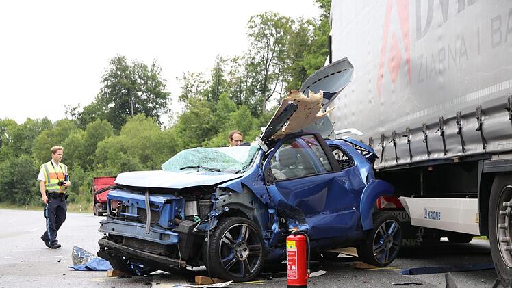 Auf der A9 ist ein Kleinwagen in einen Pannen-Lkw gerast, der auf dem Standstreifen stand. Dabei kam ein kleines Mädchen ums Leben. Der Vater un der Bruder des Mädchens wurden schwer verletzt. Foto: News5/Oßwald