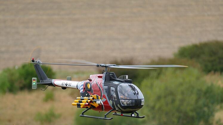 Beim Drehflüglertreffen in Glend gab es nicht nur Kunstflug-Darbietungen zu bestaunen wie einen Hubschrauberbeim Flug auf dem Kopf. Vielmehr gab es auch reichlich Gelegenheit zum Fachsimpeln.Foto: Michael Stelzner