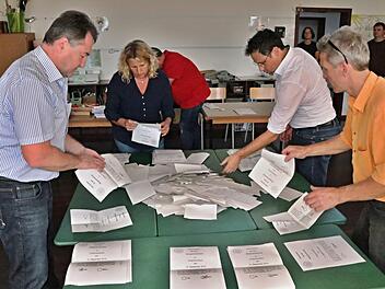 Bei der Auszählung in einem Klassenraum im Erdgeschoss der Grundschule  mit (von links) Norbert Scheichenost, Tanja Döhler, Werner Köhler und Robert Bohla  Helmut Will