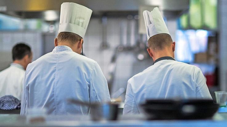 In der Gastronomie gab es im Landkreis Kulmbach im September einen leichten Rückgang der Beschäftigtenzahlen. Foto: Jens Büttner/dpa