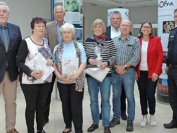 Für ihre hervorragenden Leistungen für die Schulwegsicherheit der Kinder wurden diese Schulweghelfer ausgezeichnet. Das Bild zeigt von links Oberbürgermeister Norbert Tessmer, Ingrid Gross, Klaus Anderlik, Minna Bittner, Christa Linssen, Daniel Forkel, Helmut Völk, Christina Büchner und Roland Eibl. Foto: Edwin Meißinger