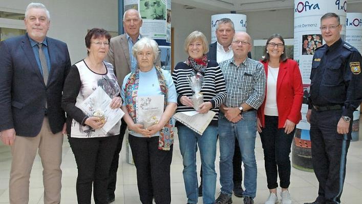 Für ihre hervorragenden Leistungen für die Schulwegsicherheit der Kinder wurden diese Schulweghelfer ausgezeichnet. Das Bild zeigt von links Oberbürgermeister Norbert Tessmer, Ingrid Gross, Klaus Anderlik, Minna Bittner, Christa Linssen, Daniel Forkel, Helmut Völk, Christina Büchner und Roland Eibl. Foto: Edwin Meißinger