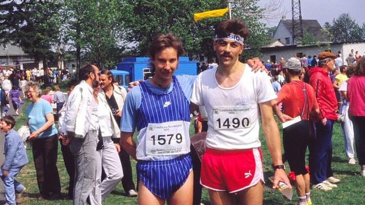 Michael Kraus (links) und Frieder Krumsdorf (rechts) beim Rennsteiglauf 1988. Foto: privat