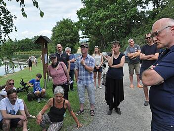 B&uuml;rgermeister Wolfgang Borst (rechts) diskutierte am Samstag bei einem Ortstermin mit Badefreunden &uuml;ber die Zukunft des Go&szlig;mannsdorfer Badesees. Foto: Martin Schweiger
