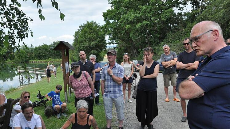 B&uuml;rgermeister Wolfgang Borst (rechts) diskutierte am Samstag bei einem Ortstermin mit Badefreunden &uuml;ber die Zukunft des Go&szlig;mannsdorfer Badesees. Foto: Martin Schweiger
