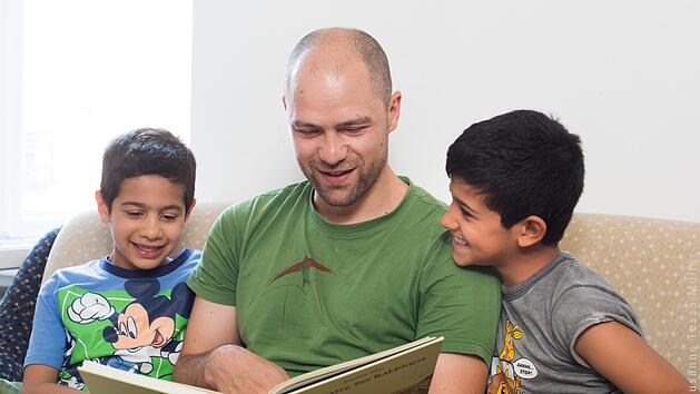 Familienpatenschaften haben viele Gesichter. Auf unserem Symbolbild ist es schlicht eine Vorlesestunde für die Kinder. Ziel ist aber immer, Familien, denen aus unterschiedlichsten Gründen "gerade alles zu viel ist", Entlastung und Freiräume zu schaffen.  Foto: Susanne Tessa Müller / Dt. Kinderschutzbund