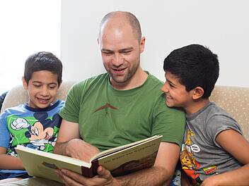 Familienpatenschaften haben viele Gesichter. Auf unserem Symbolbild ist es schlicht eine Vorlesestunde f&uuml;r die Kinder. Ziel ist aber immer, Familien, denen aus unterschiedlichsten Gr&uuml;nden "gerade alles zu viel ist", Entlastung und Freir&auml;ume zu schaffen.  Foto: Susanne Tessa M&uuml;ller / Dt. Kinderschutzbund