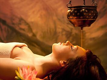 Der Stirnguss ist wichtiger Bestandteil der ayurvedischen Behandlung. Foto: Thinkstock
