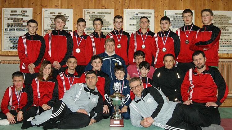 Unser Bild zeigt das Bad Kissinger Sambo-Team mit (hinten, von links) Ilie Balika, Vitali Kropotin, Stanley Haag, Eugen Sergeev, Juri Pitchenko, Sergej Pesozkij, Vladislav Hanstein, Kai Friedensohn und Justin Haag sowie (vorne, von links) Marcel Bäumler, Elvira Gogolkin, Alexander Pesozkij, Denis Justus, Alexander Meller, Waldemar Fot, Rustam Alakhveran, Viktor Karich, Andrej Karlin und Trainer Andreas Karich sowie (liegend) Levan Goschteliani und Albert Köpplin. Es fehlt: Philipp Graf.  Foto...