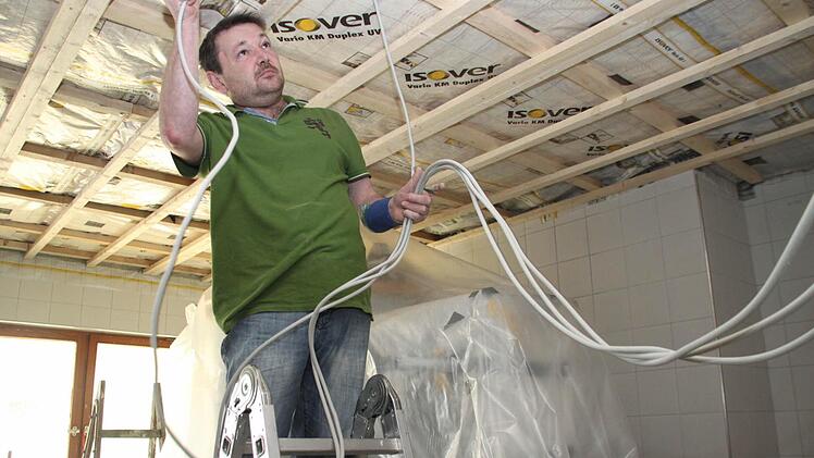 Die Brauerei ist unter Plastikplanen verborgen, damit die teueren Gerätschaften aus Kupfer bei den Bauarbeiten nicht beschädigt werden. "Das Elektrische habe ich alles selber gemacht", sagt Gastwirt Werner Pittroff.