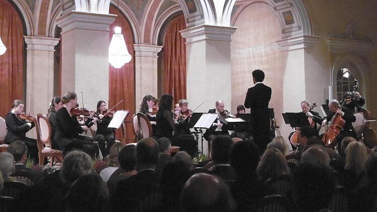 Das Bayerische Kammerorchester Bad Brückenau in Aktion. Immer wieder kommen hervorragende Solisten nach Brückenau, am Samstagabend war es der Kontrabassist Michinori Bunya. Foto: Regina Rinke