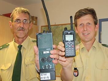 Direkter Vergleich: Links zeigt Bernhard Leicht, der Beauftragte für Digitalfunk in der Polizeiinspektion Bad Kissingen, ein altes Funkgerät, rechts das neue von Dienststellenleiter Stefan Haschke. Fotos: Ralf Ruppert